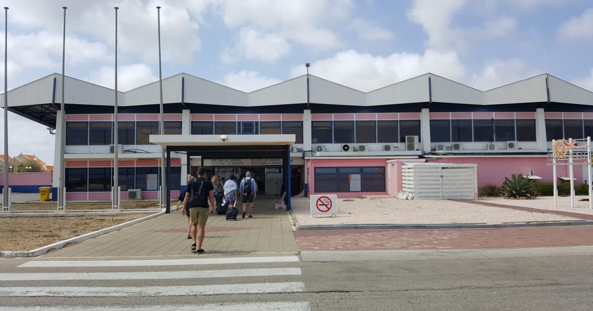 Arriving at Flamingo International Airport on Bonaire (Photo: DanielleJWiki, CC BY-SA 4.0, via Wikimedia Commons)