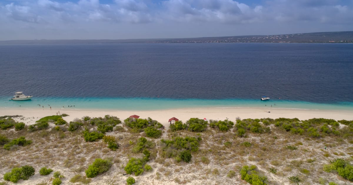 Aerial view of the uninhabited island of Klein Bonaire and its reef (Photo: dronepicr, CC BY 2.0, via Wikimedia Commons)
