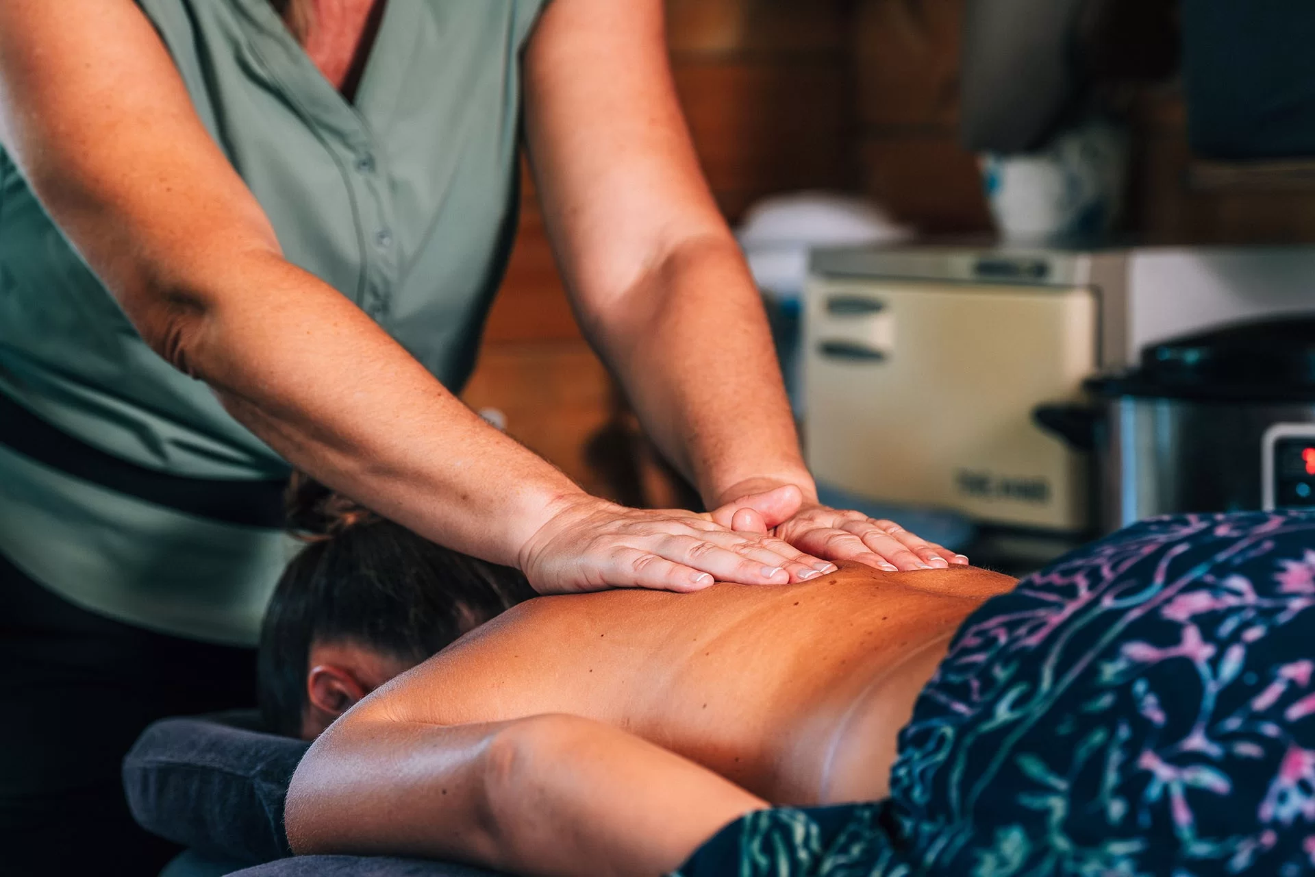 Therapist giving a relaxation massage at a studio on Bonaire